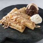 Crepe con salsa, topping y helado