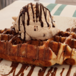 Gofre con salsa, topping y helado
