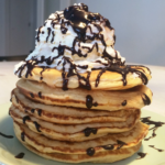 Tortitas con salsa, topping y helado